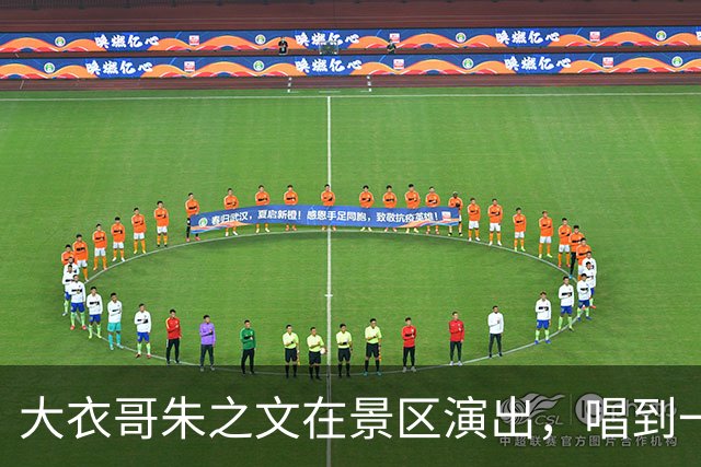 大衣哥朱之文在景区演出，唱到一半突然停了，直接说：“我不演了”。不是设备出毛病，也不是台下有人闹事，其实是...