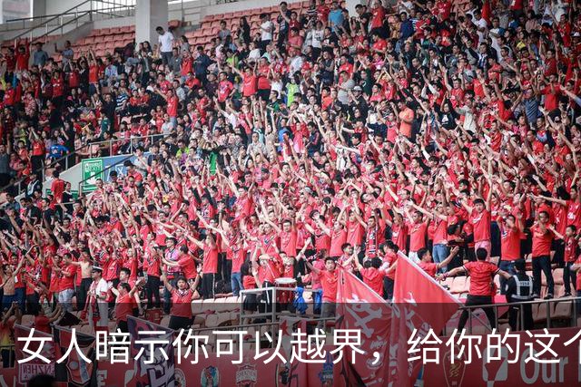 女人暗示你可以越界，给你的这个信号很明显，男人别看不懂